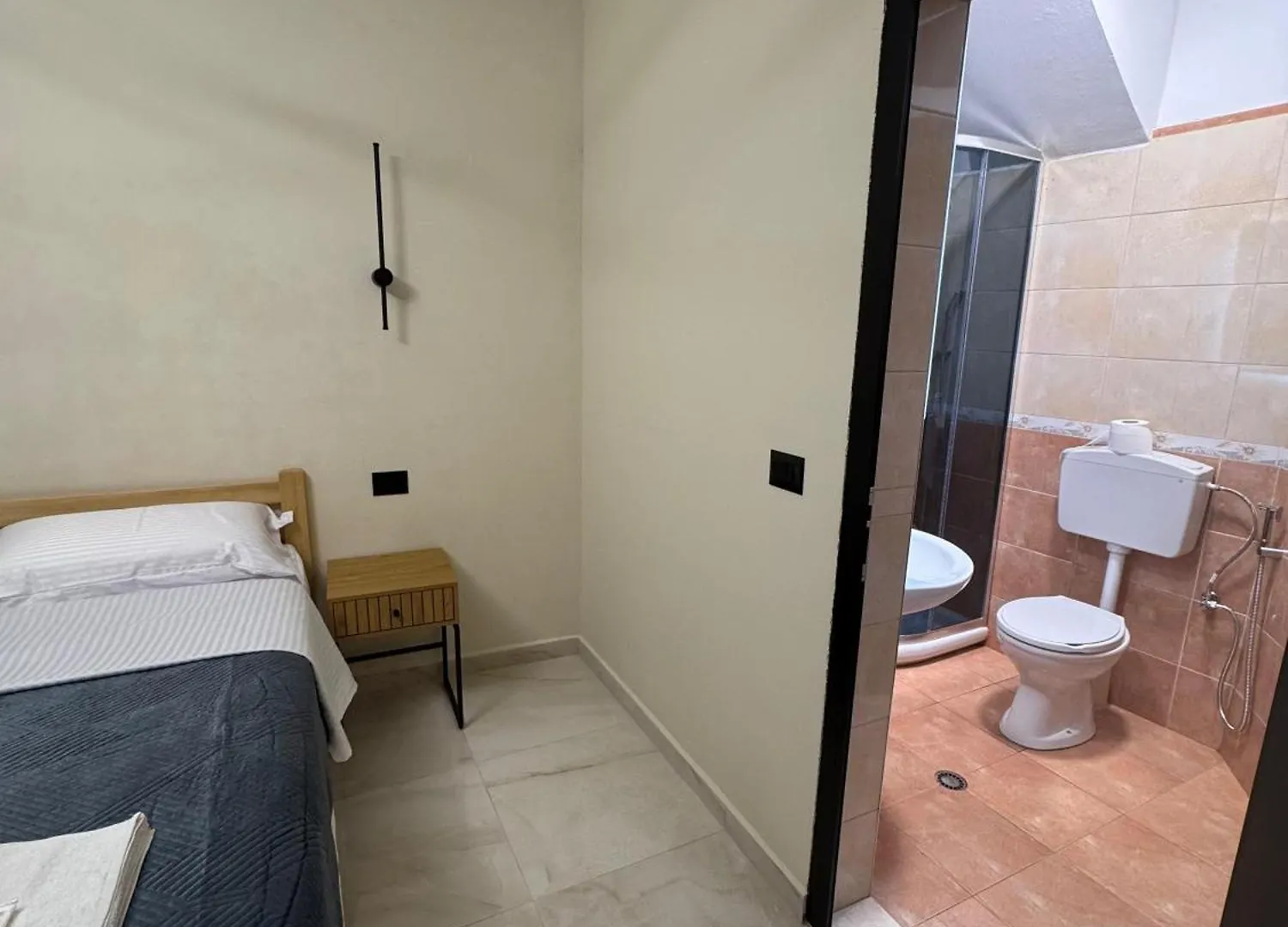 Cozy Double Room In City Center Shkodra Gasthof